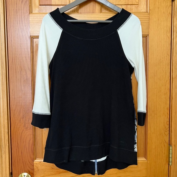 Chico's Patterned Back 3/4 Sleeve Top - Picture 2 of 3